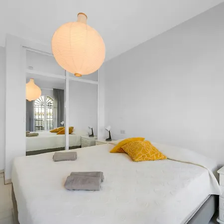 Sunny With Pool & Private Terrace Hébergement de vacances *